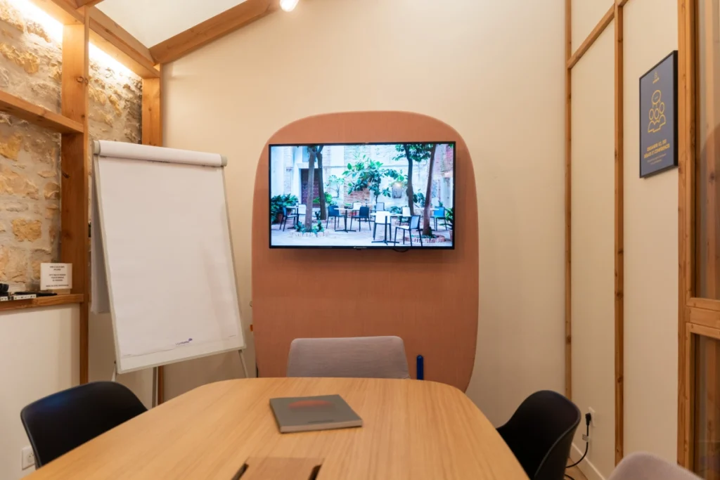Salle de réunion équipée à L'Anticafé Café-coworking à Lyon 1