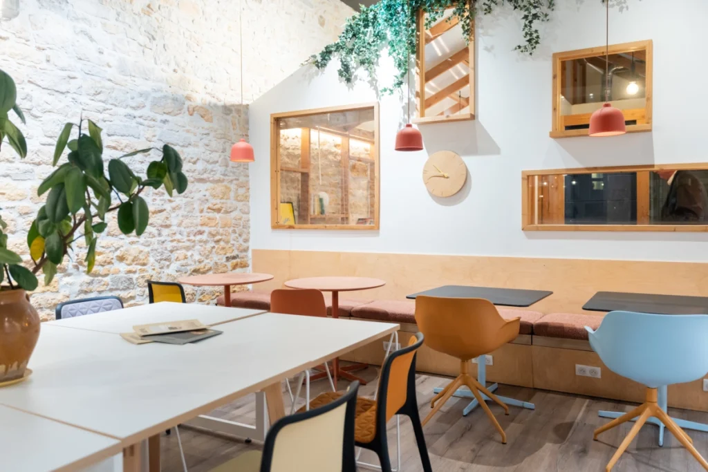 Postes de travail à l'Anticafé Café-coworking à Lyon 1