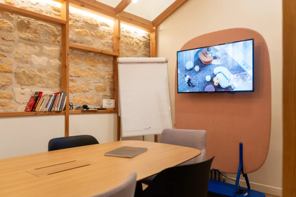 Salle de réunion équipée à L'Anticafé Lyon 1