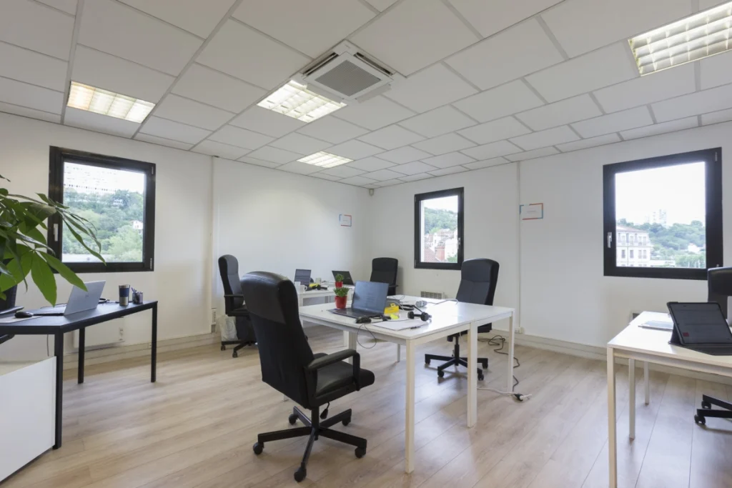 Grand bureau lumineux à Focus Stiduio Coworking Lyon 9