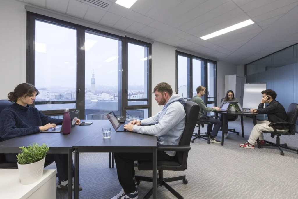 Grand bureaux avec postes de travail à Focus Vaise Coworking Lyon 9