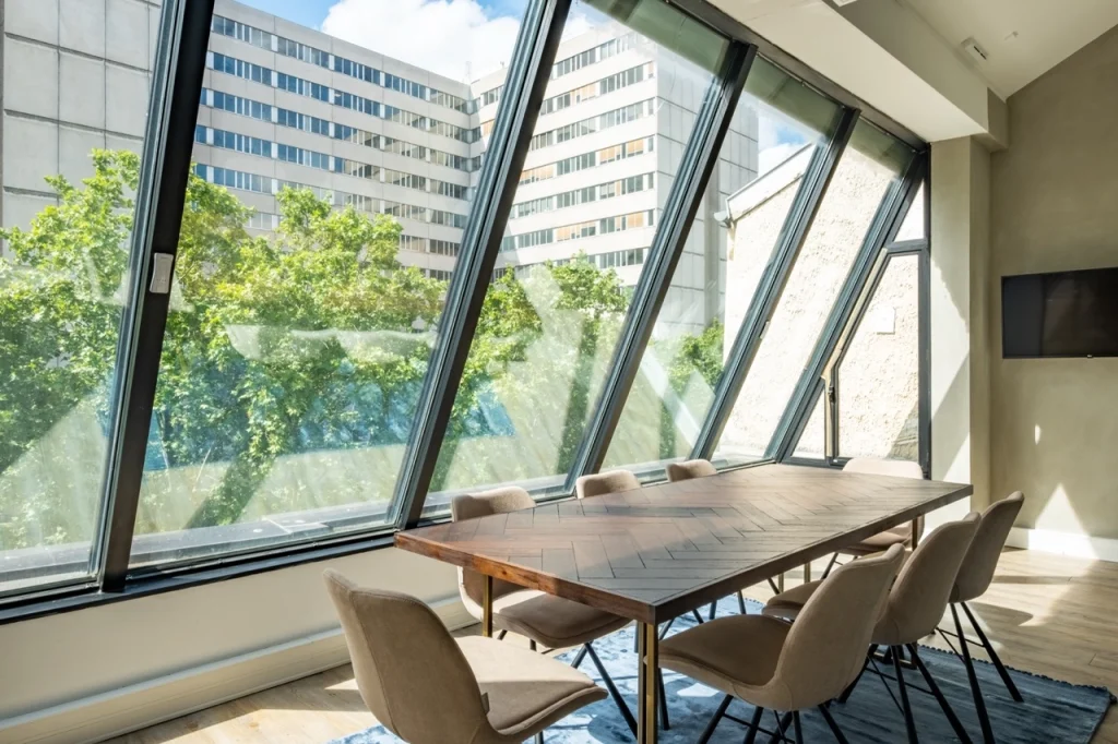 Grande salle de réunion lumineuse chez Focus L'Européen Lyon 3