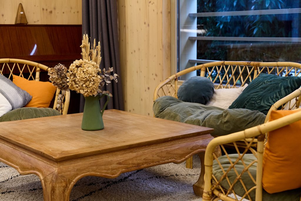 fauteuils et fleurs séchées