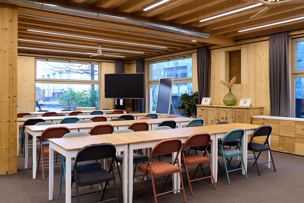 salle de réunion format écolier avec écran